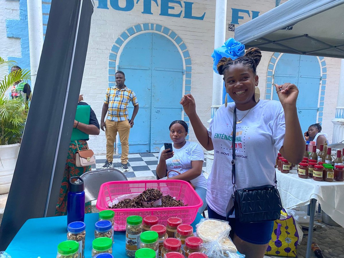 de_jacmel's tweet photo. Nous avons participé en tant que partenaire à la Foire Gastro-Artisanale, organisée par CLE Haïti, ce 19 août  à la rue du Commerce, dans le cadre de la Journée Internationale de la Jeunesse !

Nous restons engagés à promouvoir l'entrepreneuriat et l'innovation parmi les jeunes. https://t.co/Dn7ewe4t3T