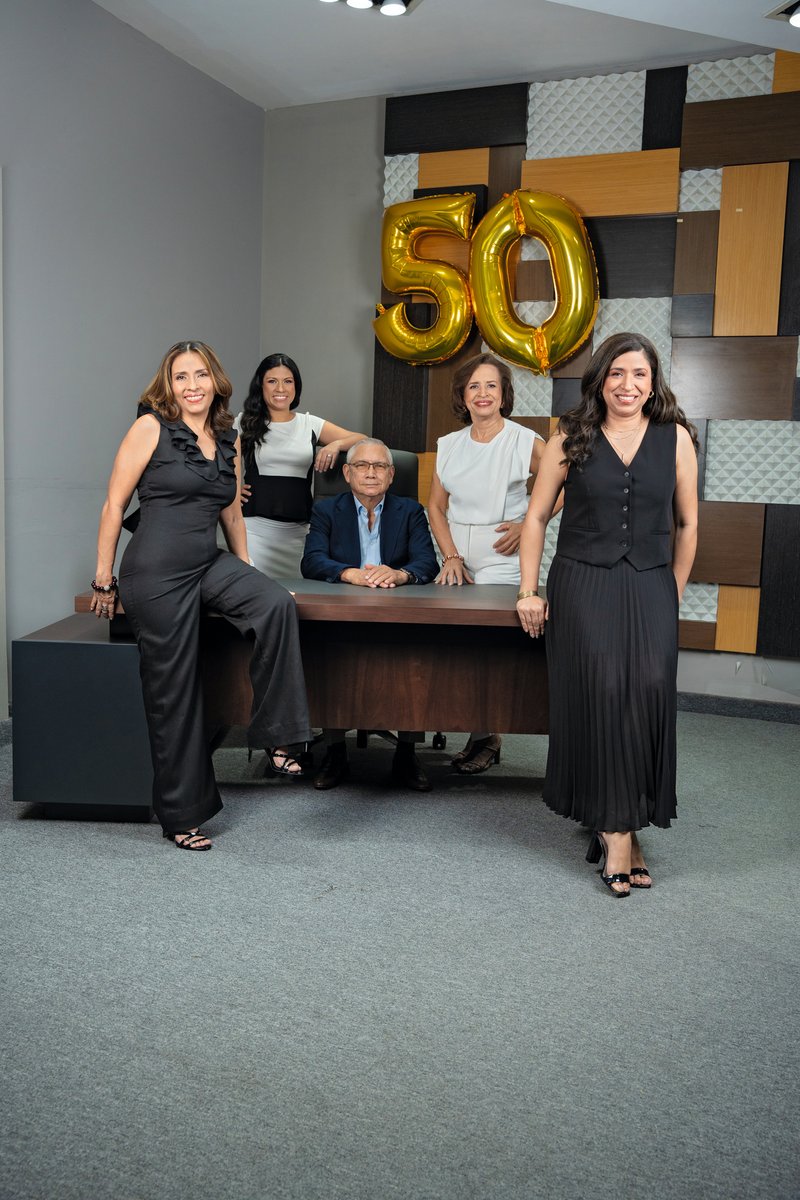 mundosocialpma's tweet image. Decolosal nació el 1 de agosto de 1974, gracias a la visión emprendedora de Guillermo Villarreal y Stella Caballero,dos jóvenes panameños apasionados por la decoración le propuse a inicios del año 1974, que lo hiciéramos en conjunto y en el mismo sector comercial. Más info en Bio