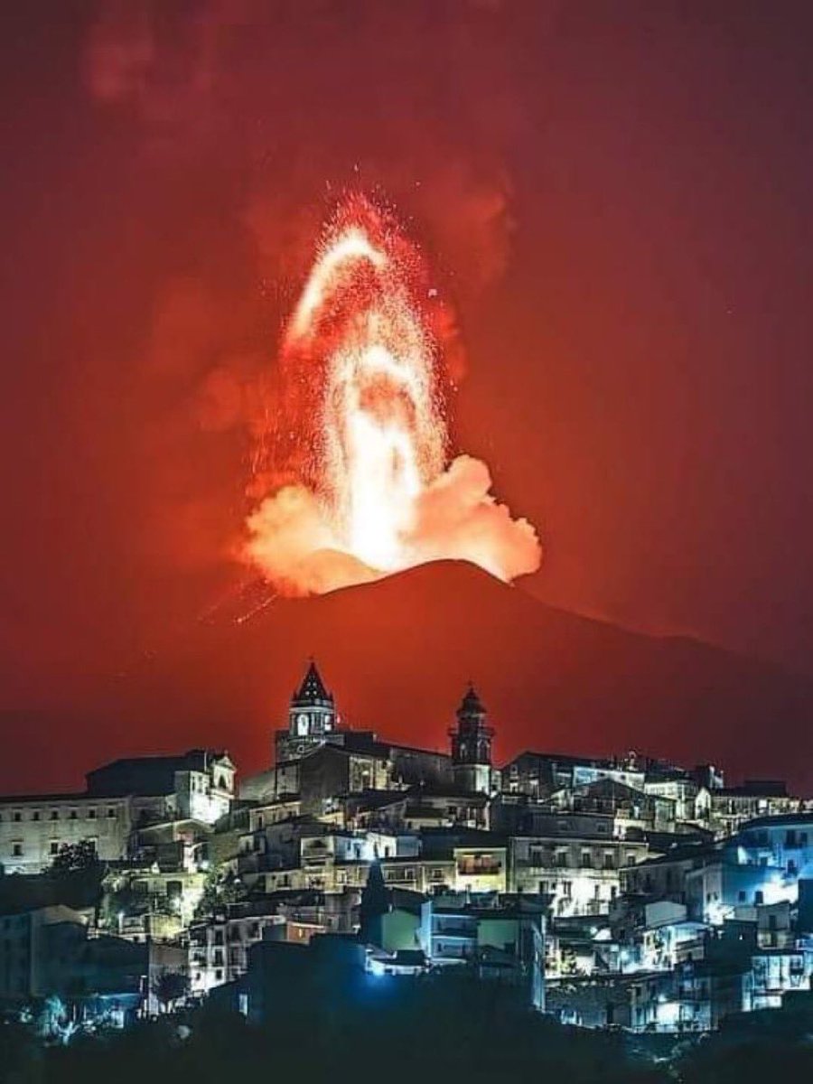 🚨| URGENTE: El volcán Etna en Sicilia, Italia ha entrado en erupción. Las cenizas arrojadas por el volcán alcanzaron una altura de aproximadamente 9,5 kilómetros. Han comenzado las evacuaciones de la región. ⚠️