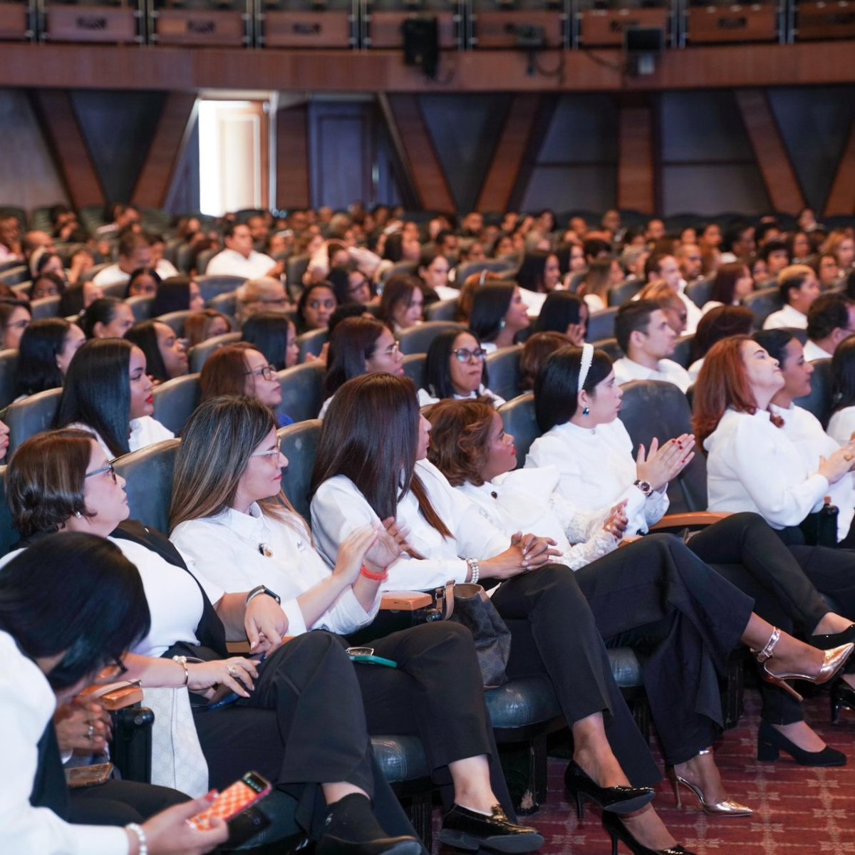 Clausuramos el Diplomado en Liderazgo Organizacional.

Para mí es de alegría cerrar el primer ciclo de más de 900 participantes. Cuando recibimos el aporte de las becas de <a href="/unisant/">Universidad Santander</a> abrimos la convocatoria a los servidores públicos y a la sociedad Civil en donde el 70% fueron