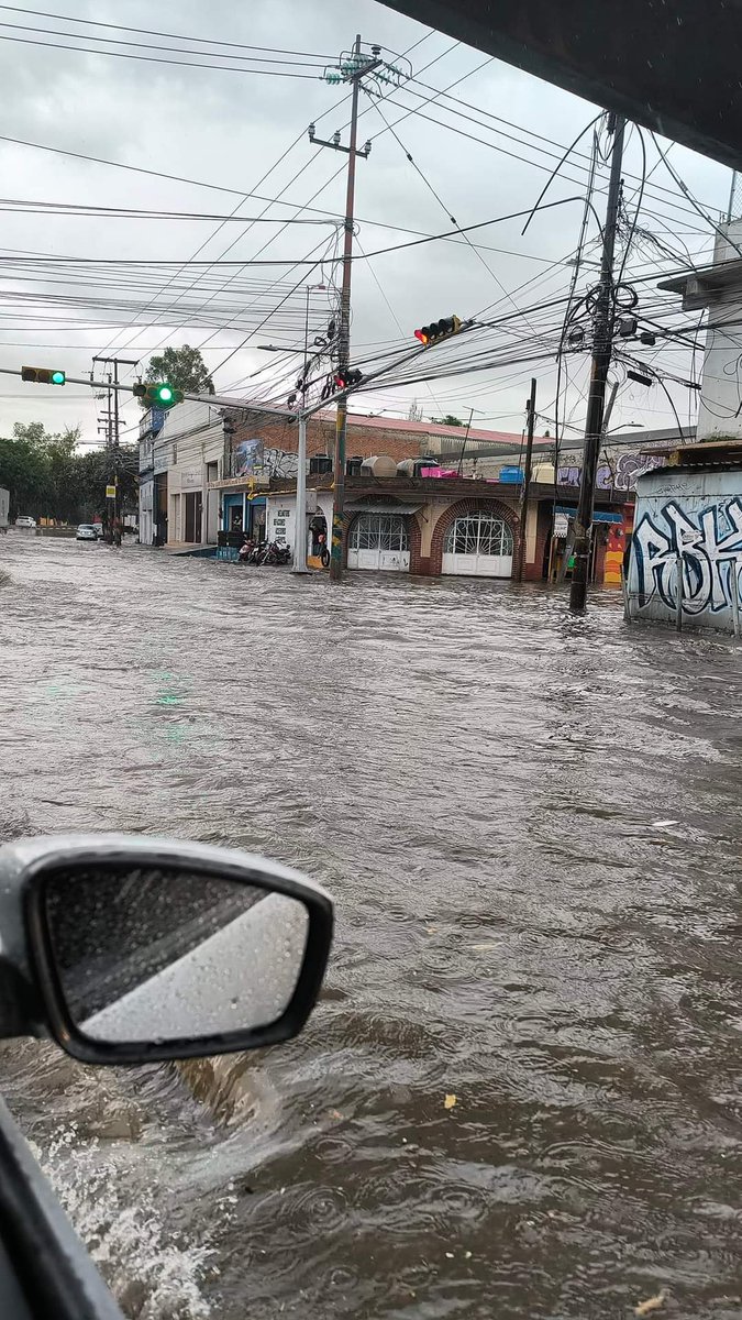 TresTvMexico's tweet photo. #AlMomento Fuerte lluvia en el municipio de #Tultitlan deja severas inundaciones sobre la vía #LopezPortillo a la altura de #Chilpan, #LaBandera y #MexibusCartagena entre otras.

⚠️ Mucha precaución ⚠️ 📸: Redes sociales. https://t.co/pOms26rgEz