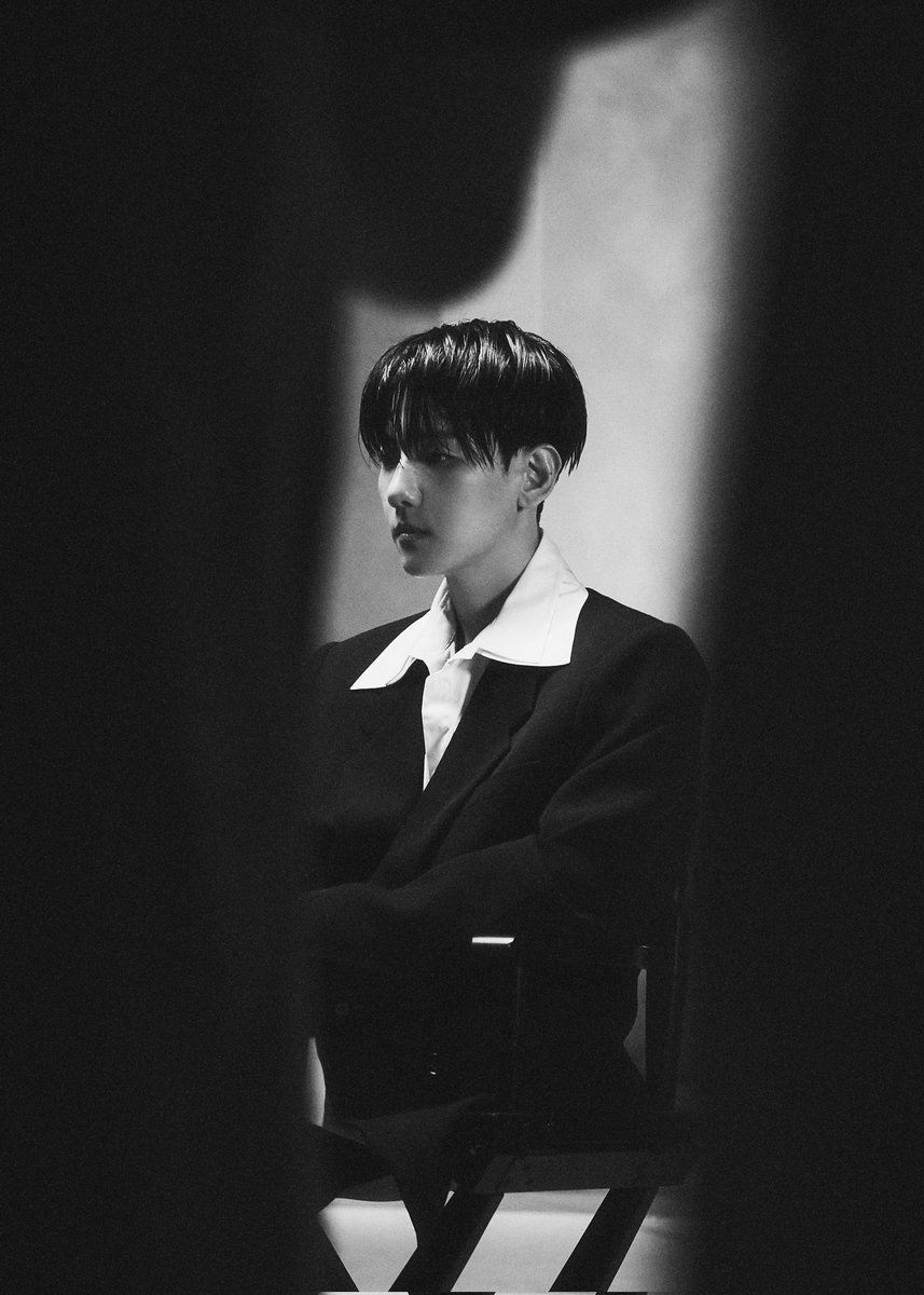 “(...) O tão esperado álbum de comeback do #BAEKHYUN, Hello, World, centra-se na ambição dele em retratar um mundo onde a imaginação torna-se realidade, transmitida ainda mais através dos temas ‘sonhos’ e ‘aspirações’ expressos em vários gêneros de filmes como ação, drama, noir e