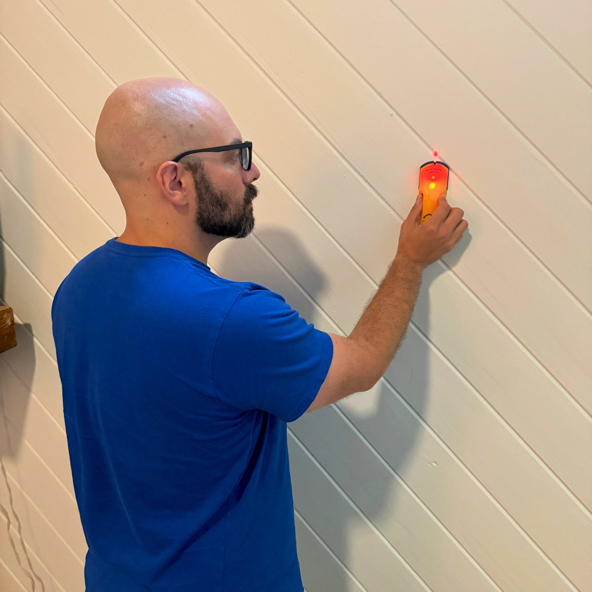 The StudSensor™ L20 stud finder is small but mighty. It can find the edges of studs up to ¾" deep and indicate it with its Edge arrow and SpotLite® pointer, so you know where to mark. Pick one up at Lowe's today and securely hang your projects!