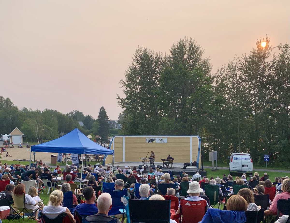 Florence K sur le bord du lac à St-Donat