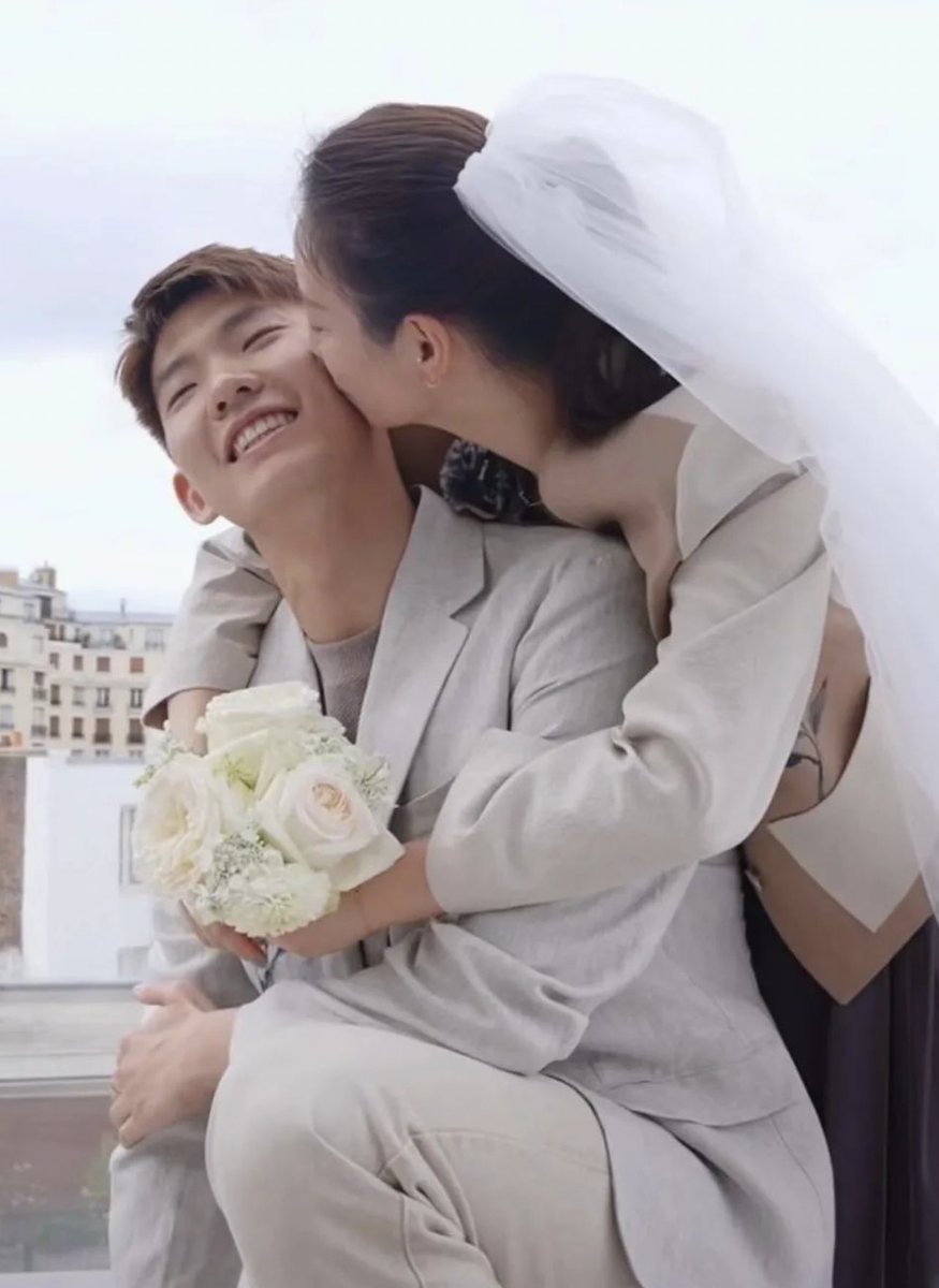 sisiesportes's tweet photo. Huang Ya Qiong e Liu Yu Chen: Os dois são chineses e jogadores de badminton, ele pediu Huang em casamento após ela ganhar a medalha de ouro. https://t.co/FFpDBzrf7a