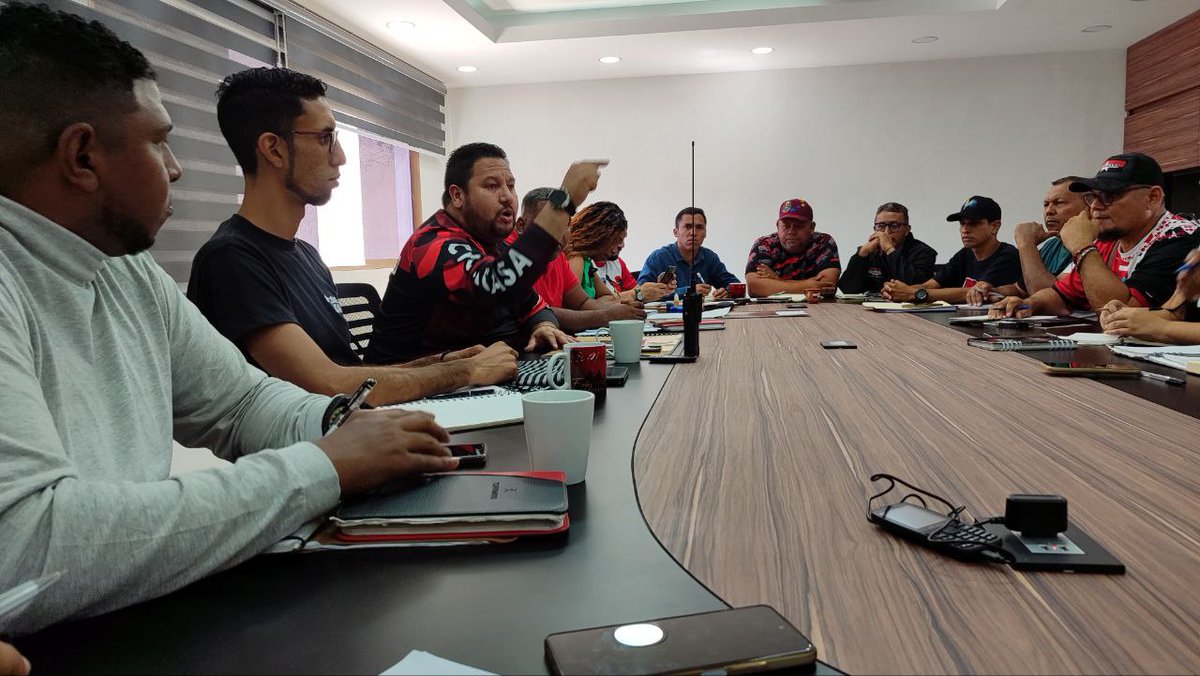 apuretupamaro's tweet photo. Nuestro partido @TupamaroMRT_ en completa Organización permanente evaluando los resultados obtenidos de la Victoria de nuestro presidente electo Nicolas Maduro Moros y discutiendo las siguientes estrategias a seguir para la defensa de esa gran victoria del Gallo Pinto https://t.co/MCmHYI6f0B