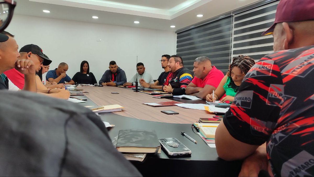 apuretupamaro's tweet photo. Nuestro partido @TupamaroMRT_ en completa Organización permanente evaluando los resultados obtenidos de la Victoria de nuestro presidente electo Nicolas Maduro Moros y discutiendo las siguientes estrategias a seguir para la defensa de esa gran victoria del Gallo Pinto https://t.co/MCmHYI6f0B