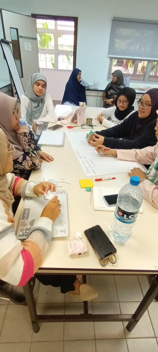 Had a great afternoon yesterday talking Science Shows with MTeach students at UBD <a href="/ubdbuzz/">UBD</a>. There were a lot of emotional responses and the students went away with many hints and tips about the practicalities of Science Shows. 

<a href="/UEA_Chemistry/">UEA Chemistry</a> <a href="/uniofeastanglia/">UEA</a> <a href="/UEAPhysics/">UEA Physics</a>