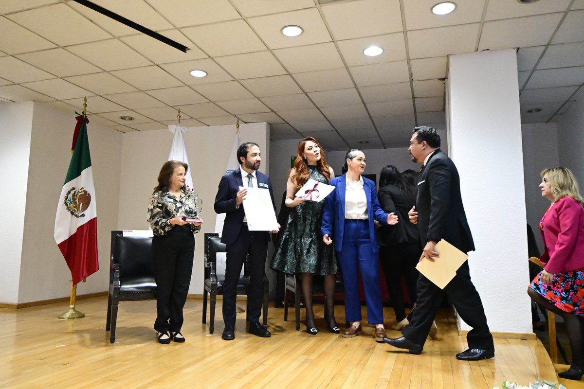 Fenriqueper's tweet photo. Orgullosos de recibir el Galardón de Mérito con Mención Especial de la @ISSACOMM por nuestras #CasasdeDía. Este premio es un reconocimiento al esfuerzo de todo el equipo del #ISSSTE en el cuidado de nuestros adultos mayores. Sigamos construyendo un México más humano. #FEPH https://t.co/H2ZqVJM2Xu