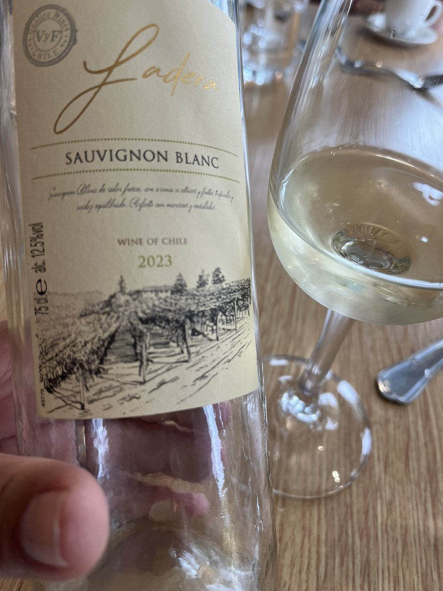 CHARLIEWINES's tweet photo. #2gems under #10pounds see these labels from the South Pacific and South Atlantic crispy wines ….#gooseberrybush from #ZA and #Ladera from
#Chile so refreshing ! Sip by sip #bargains https://t.co/XRp8bqliGe