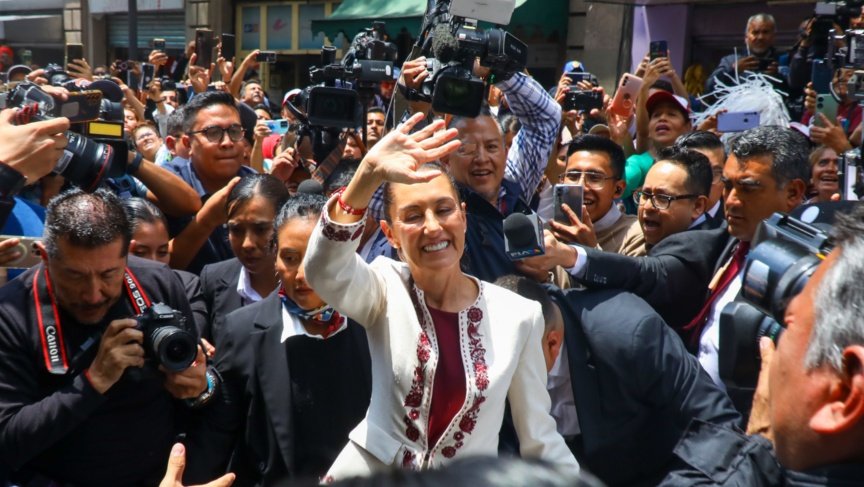 manuel_rdgn's tweet photo. A los mexicanos se nos hincha el pecho de orgullo; después de seis años de iniciar juntos una revolución pacífica de las conciencias que está transformando nuestro México, ratificamos contundentemente que queremos continuar por esta ruta de libertad, democracia, justicia social y equidad con una mujer fuerte, preparada, inteligente, con gran liderazgo y que creció en las filas de la lucha social, la primera mujer en gobernar este hermoso país lleno de cultura y tradiciones, nuestra Presidenta Electa, @Claudiashein.

Fue un honor acompañarla en este histórico evento de celebración nacional.