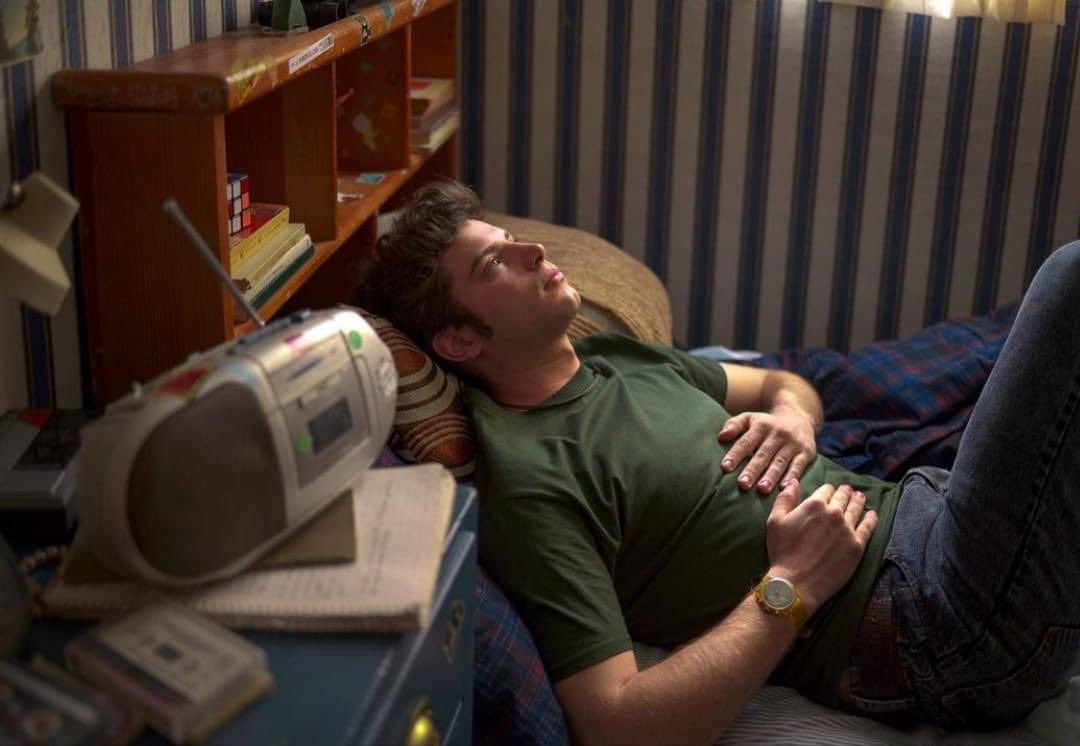 Mariorarara's tweet photo. Recomiendo ver NADIE NOS VA A EXTRAÑAR de Prime Video. 
A pesar de ser otro producto vende nostalgia, las referencias que tiene de cómo era la vida de los adolescentes en los 90’s antes de la llegada del Internet, te lleva a recordar y a las nuevas generaciones a vivir momentos analógicos como cuando se hacian llamadas del teléfono de casa, rentar una película en un videocentro, grabar nuestras canciones favoritas de la radio en cassette o perderte en un Walkman.

La historia se centra en el arquetipo de los outsiders, pero dotada de mucho carisma, personajes entrañables y emociones propias de jóvenes de preparatoria que tiene que enfrentar la aceptación social, duelo por la pérdida de alguien, descubrimiento de identidad, amor, desamor, fraternidad, secretos y más.

La elección del soundtrack no es sólo para recordar; cada canción es elegida para encapsular y matizar cada episodio.

Genial