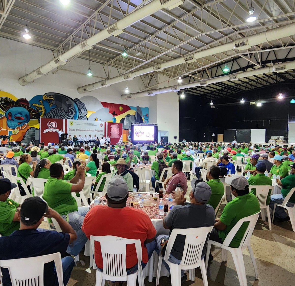 AzaelPortillo's tweet photo. En la conmemoración del 61 aniversario y entrega de reconocimientos por antigüedad del sindicato de trabajadores de mantenimiento y limpieza del Ayuntamiento de #Reynosa, un gusto acompañar a mi amigo Jorge Barajas Yebra, secretario general y a todo su equipo de trabajo. https://t.co/Ot1kmyoznf