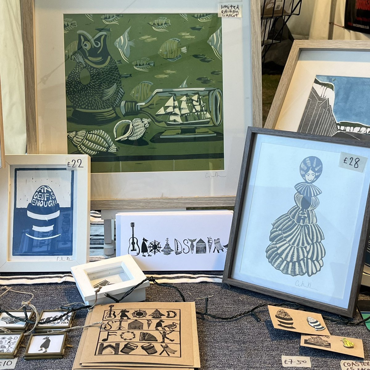 CathDeeson's tweet image. LAST DAY TODAY!
@folkweek 
10-8.30pm🐴🏴‍☠️🎩
Come down for the last day of the festivities 💛☀️🌼
Dancing and singing all day🎶🎻🪗
Food and drink🍺
Handmade gifts to remember your time here 💛💛
#broadstairs #folkweek #evolutionoffolk #kent #linocuts #printmaking