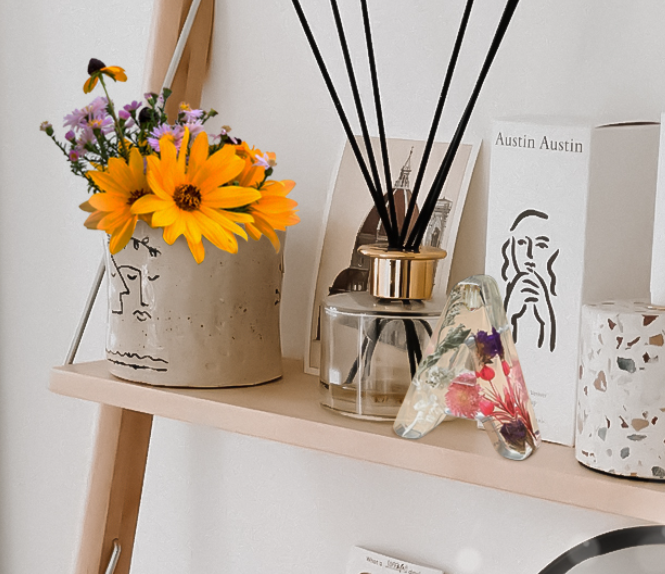 Cari hadiah untuk teman yang sudah selesai skripsi? Aromaterapi cocok nih buat kado. Barang yang satu ini bisa bikin rilek setelah berbulan-bulan menghadapi skripsi. #aromaterapi #hadiah #kado