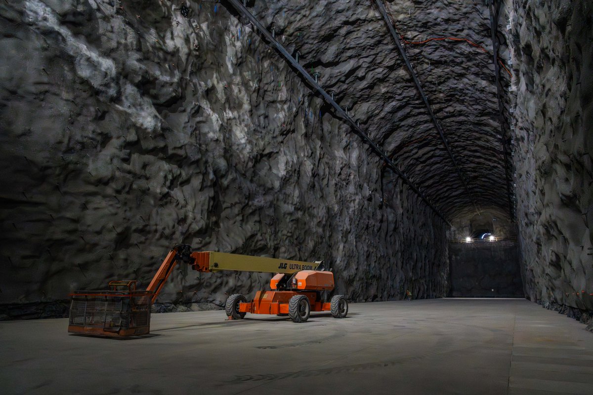 Fermilab's tweet image. Today a ribbon-cutting was held for the Long-Baseline Neutrino Facility/Deep Underground Neutrino Experiment to celebrate the completion of excavation work. 🙌 
#DUNEscience #DepthsofDiscovery @DUNEScience @LBNFacility