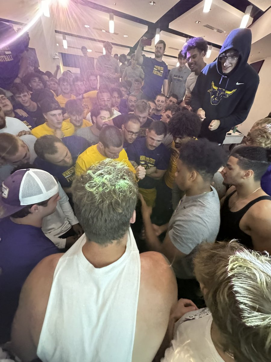 Mentally_Strong's tweet image. Football is back! Always amazing to be with @MinnStFootball! They looked bigger and better than ever. 😈

Congrats to @CoachSchlichte on winning the coaches Rock, Paper, Scissors and Matt, the kicker, on winning the team competition! #howfast #mentaltraining #learnandburn #letsgo