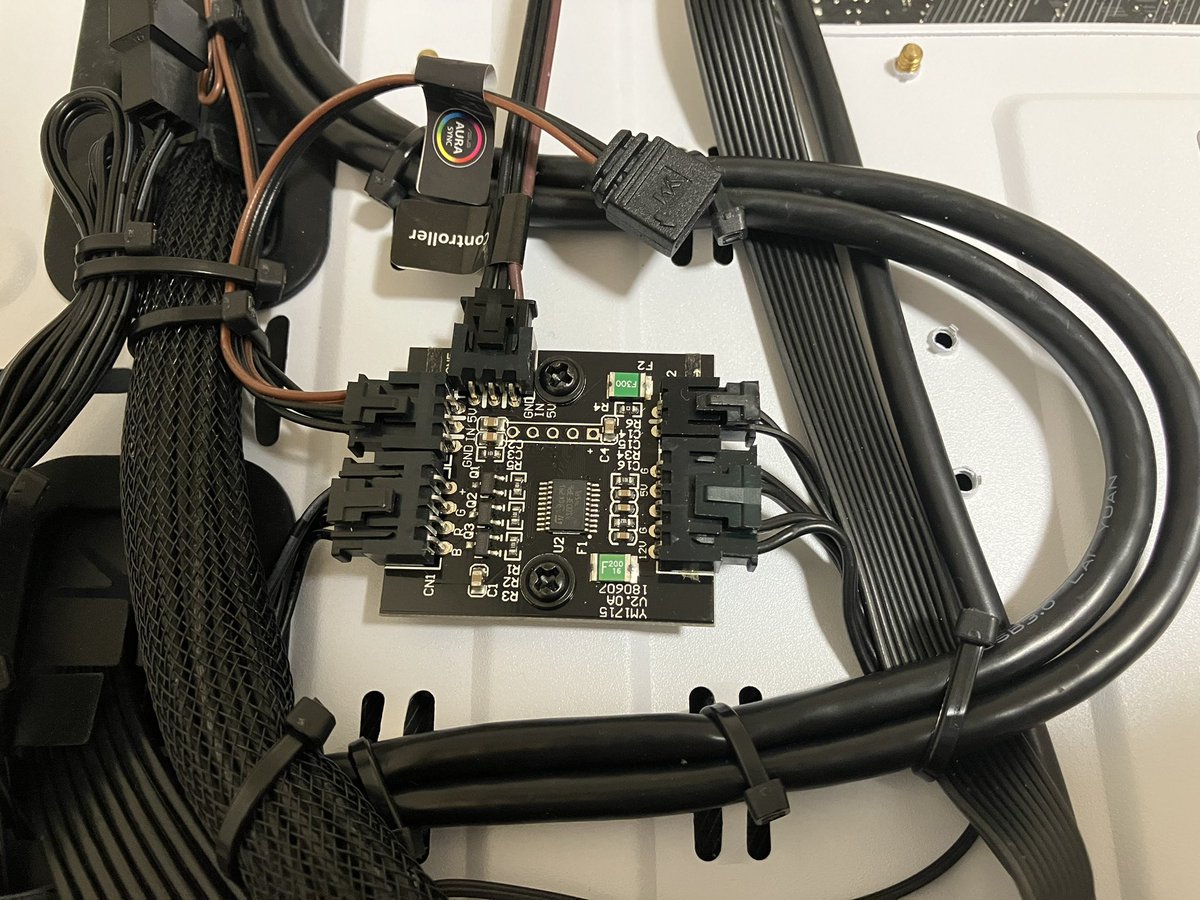 scion_junker's tweet image. んー😐
このコントローラー理解に苦しむ(-。-;
Addressable RGBの3ピンメスコネクターが異様に短くてマザー側に届かん(笑)
延長配線付いてるけど
片側コントローラー接続用3ピンで
ARGBコネクター側、何故かオスの3ピン…
ARGB3ピンの片側オス片側メスの延長が必要??
#AURASYNC
#ASUS
#BitFenix