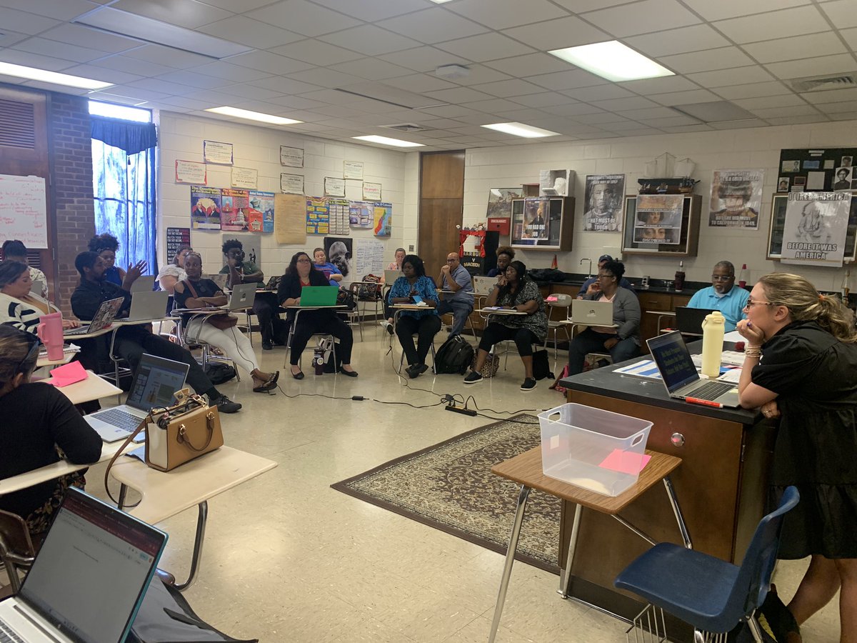 Green Flag Collaboration across middle grades content - coach &amp; lead teacher facilitators - it was a great day to learn!  🚥🌟<a href="/WestoverHS/">Westoverhigh</a> #WeAreCCS <a href="/MazettaD/">Mazetta Dorsey</a> @Shonette895 <a href="/mellottahill1/">Mellotta Hill</a> @chcatalano