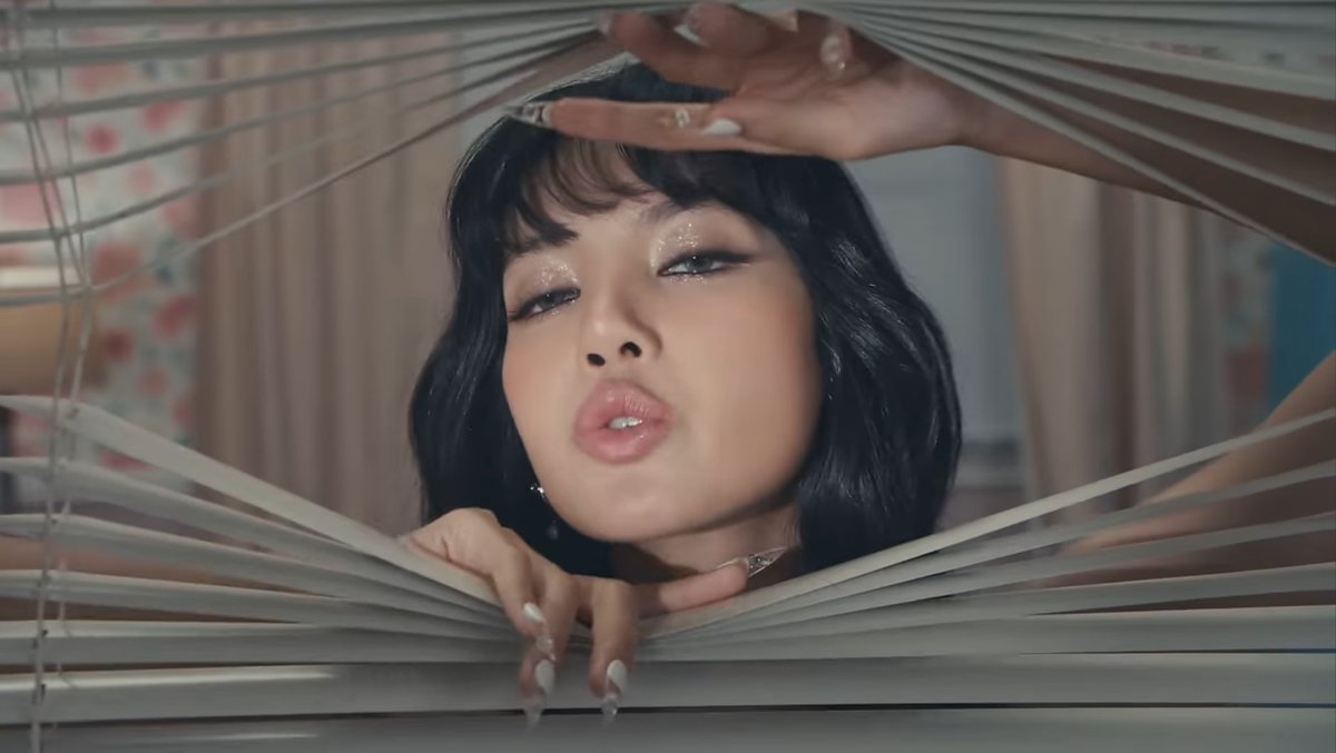 the vocals, the visuals, this collab is her best yet

NEW WOMAN OUT NOW 
#LISAxROSALÍA 
#LISAxNEWWOMAN
