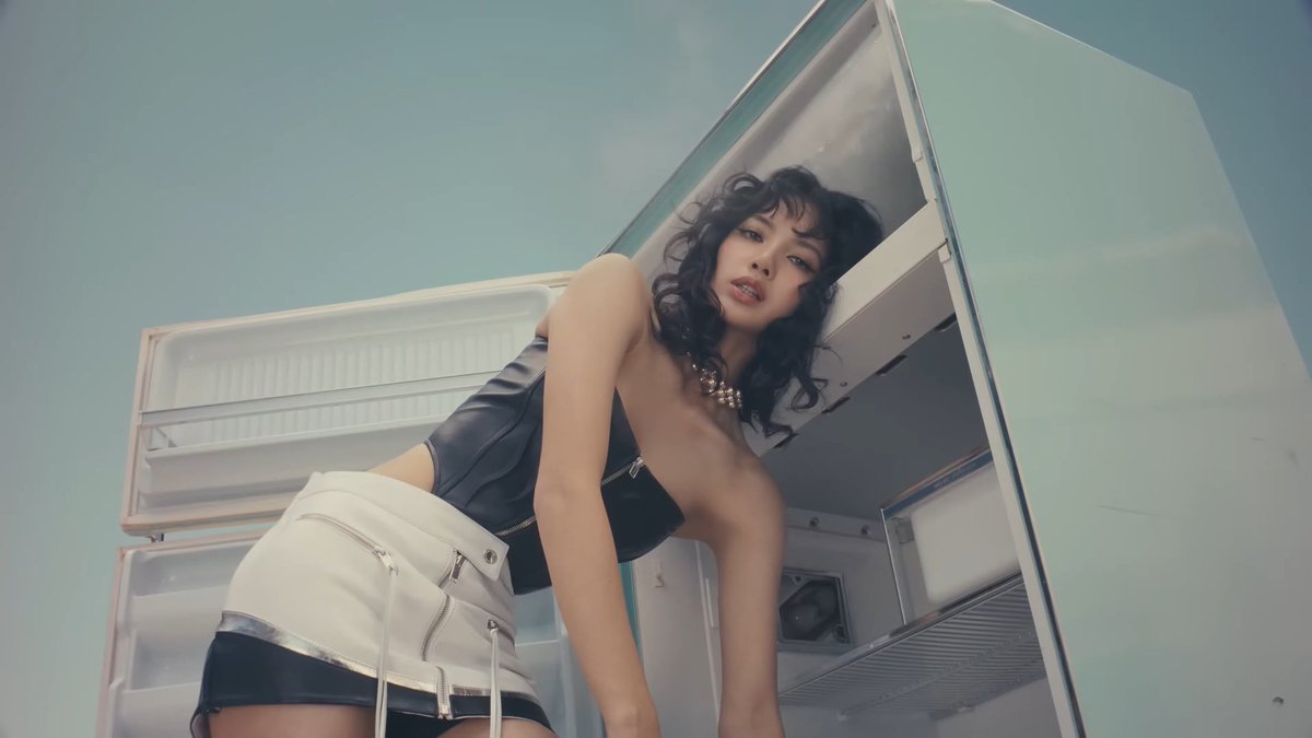 blackpinkbabo's tweet photo. FACE, EYES, BODY GO WILD https://t.co/mnTSXFLmDq