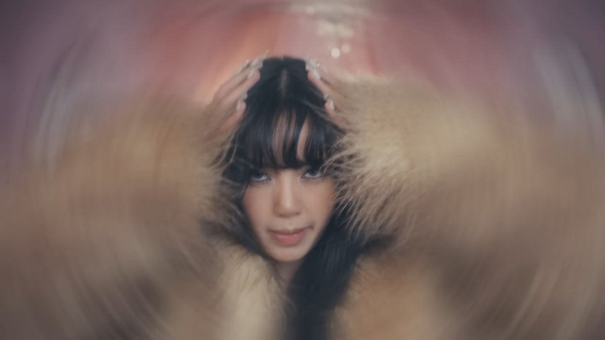 blackpinkbabo's tweet photo. FACE, EYES, BODY GO WILD https://t.co/mnTSXFLmDq