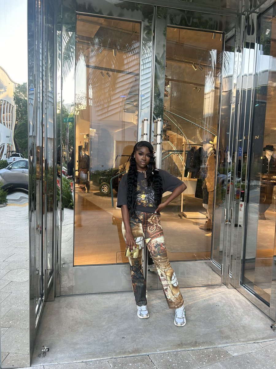 niyahmfdanae's tweet image. &amp;amp; im on these b!tches neck till they tap out😮‍💨😮‍💨👏🏾 #seniorszn #lastfirstday