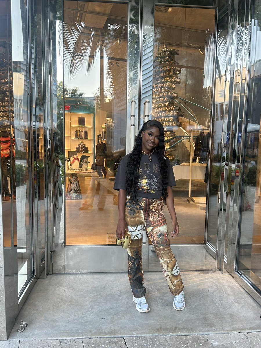 niyahmfdanae's tweet image. &amp;amp; im on these b!tches neck till they tap out😮‍💨😮‍💨👏🏾 #seniorszn #lastfirstday