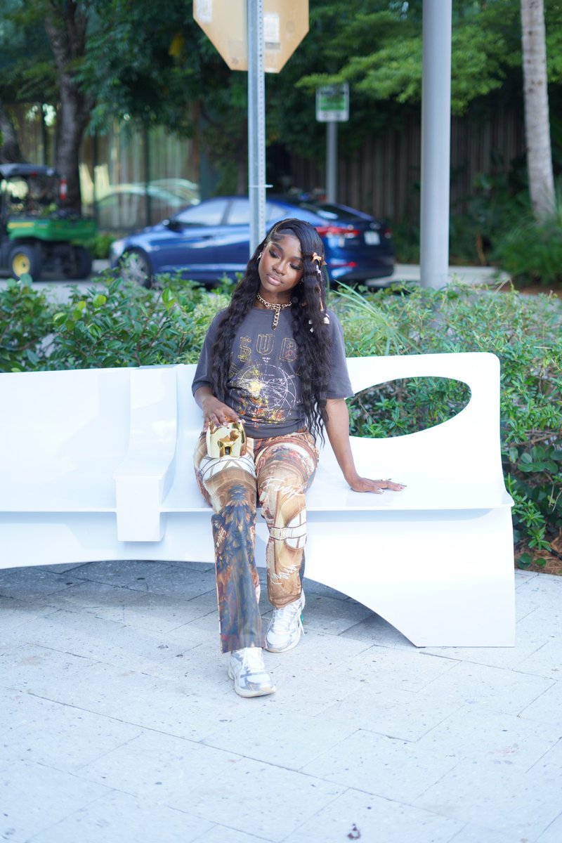 niyahmfdanae's tweet image. &amp;amp; im on these b!tches neck till they tap out😮‍💨😮‍💨👏🏾 #seniorszn #lastfirstday