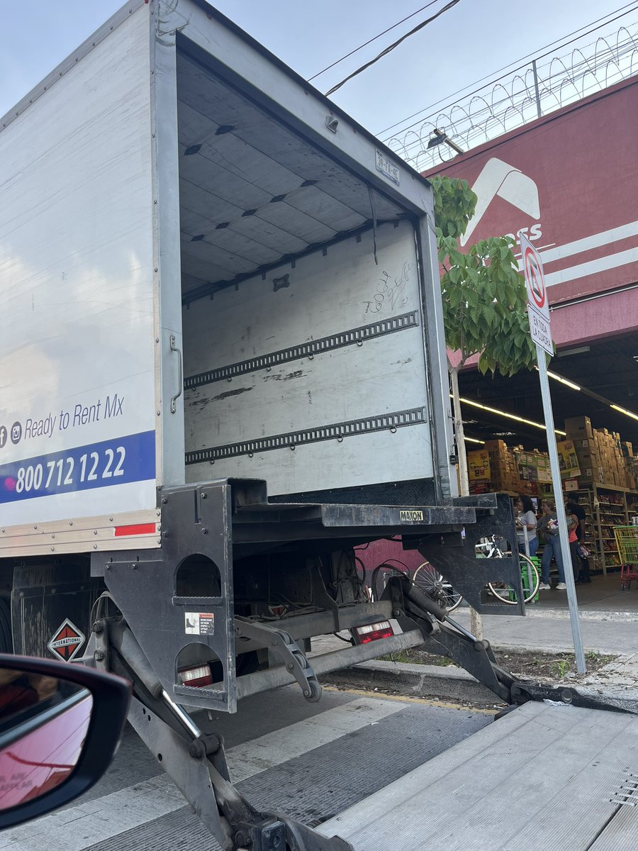 IvnCruz1's tweet photo. Siempre es lo mismo con ese lugar en Enrique días invaden la calle y generan tráfico, aún teniendo su estacionamiento detrás. #MovilidadCDMX @Trafico_ZMG https://t.co/GEFMCKifub