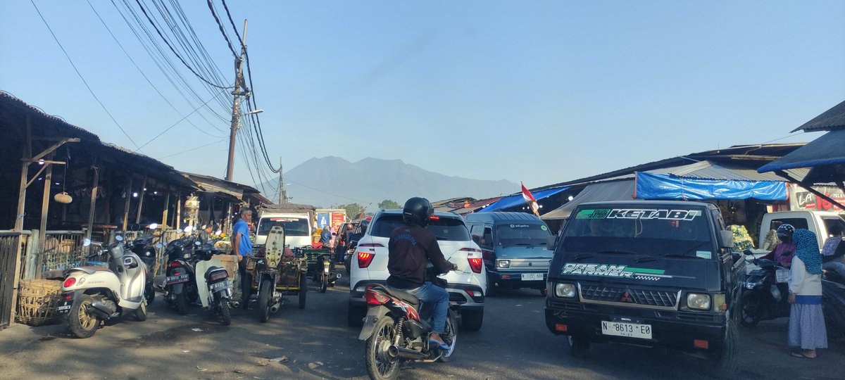 twitjune's tweet photo. 21 th manggon ndek cedek e Gadang.. Pancet ae macet, Malah tambah nemen. 
Tulung po o... Aku ya podo2 kerjo golek urip rekk.. @LalinNews @PemkotMalang @jokowi  @infomalang https://t.co/x26Ux5eFVO