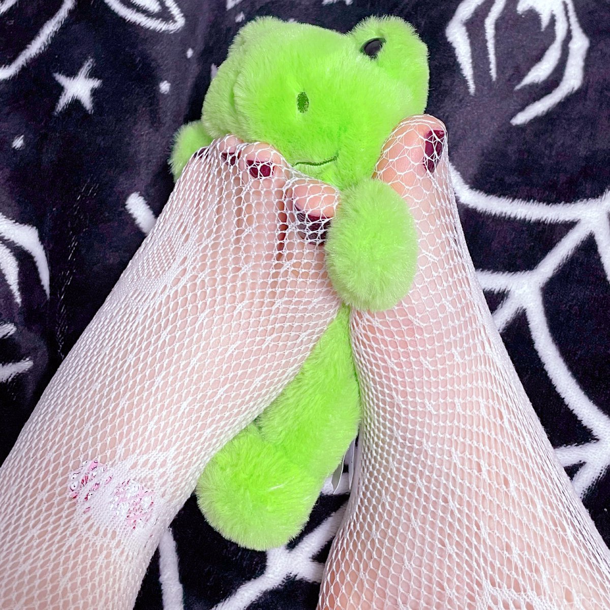 kiskachanx's tweet photo. It’s me, my feet and you being suffocated. 🐸
  Vtuber                  VS            Vtuber Feet https://t.co/cqPn2V7Rn1