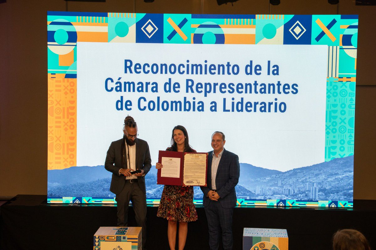proantioquia1's tweet photo. 🔭 Liderarios, que el amor por esta región les siga trazando el camino para construir a Colombia desde Antioquia. Con líderes como ustedes, el futuro siempre será prometedor. Felicitaciones cohorte III en su graduación. 👏✨ https://t.co/0dEVPHCoYe