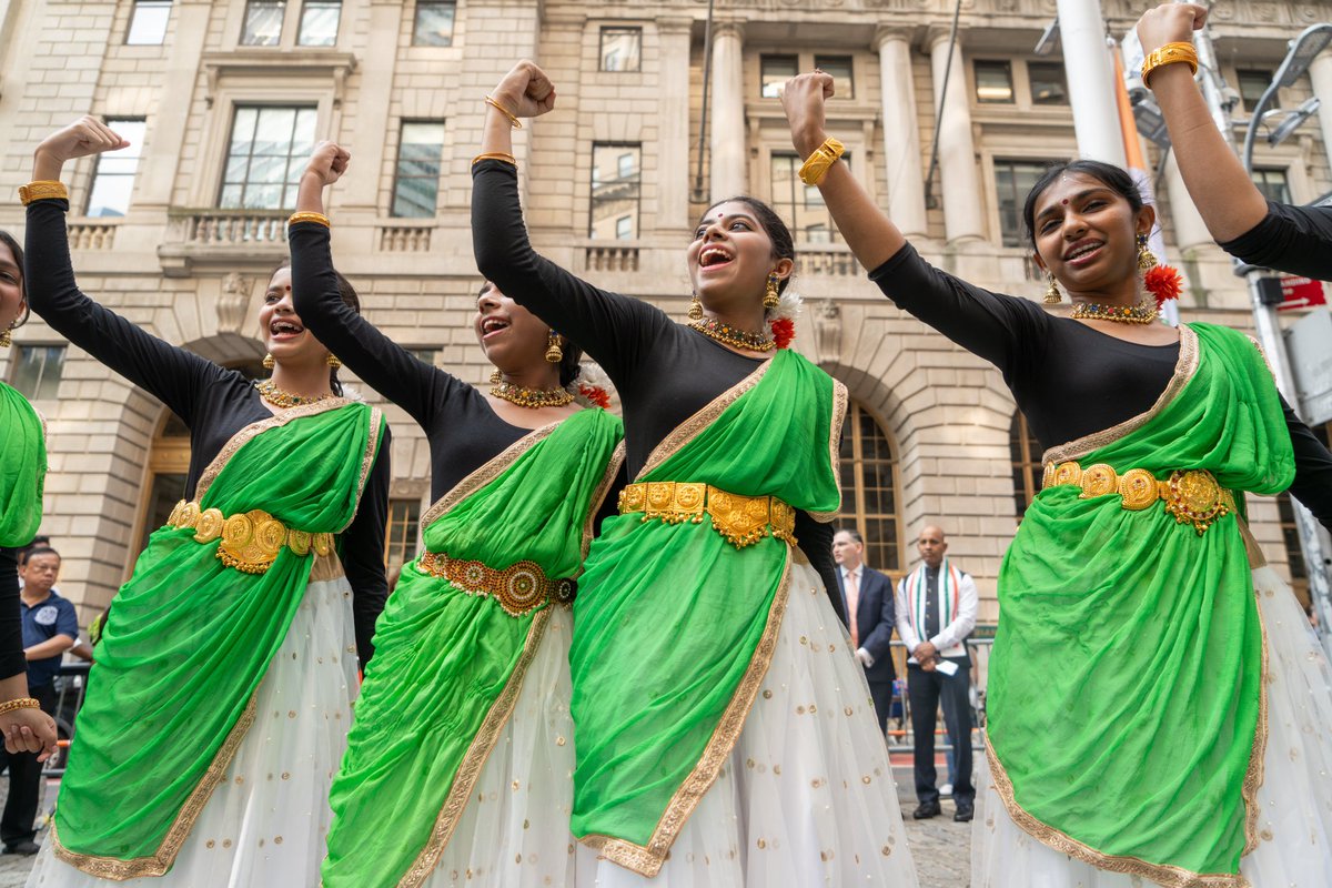 NYCMayor's tweet image. Today, we stood alongside our city’s Indian community to celebrate 78 years of independence.

These New Yorkers really know how to #GetStuffDone, not just for their families but for our city as a whole. So proud to raise their flag alongside ours.