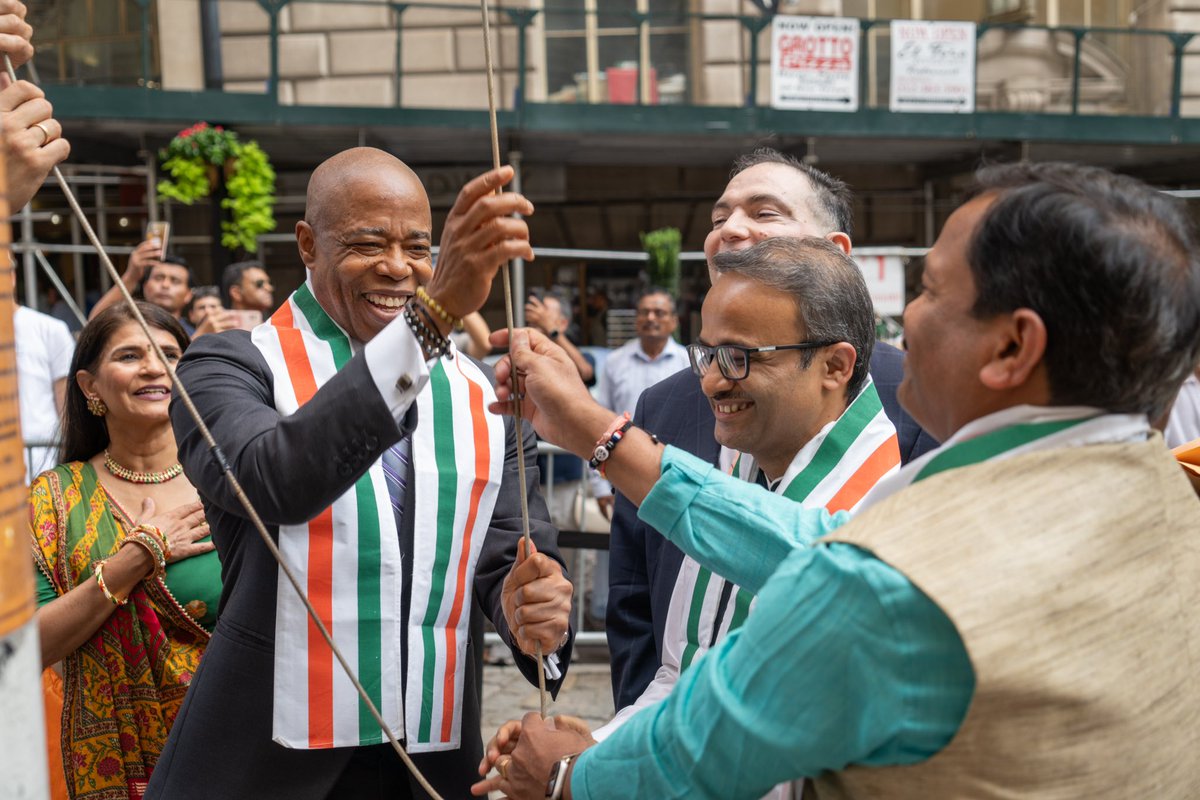 NYCMayor's tweet image. Today, we stood alongside our city’s Indian community to celebrate 78 years of independence.

These New Yorkers really know how to #GetStuffDone, not just for their families but for our city as a whole. So proud to raise their flag alongside ours.