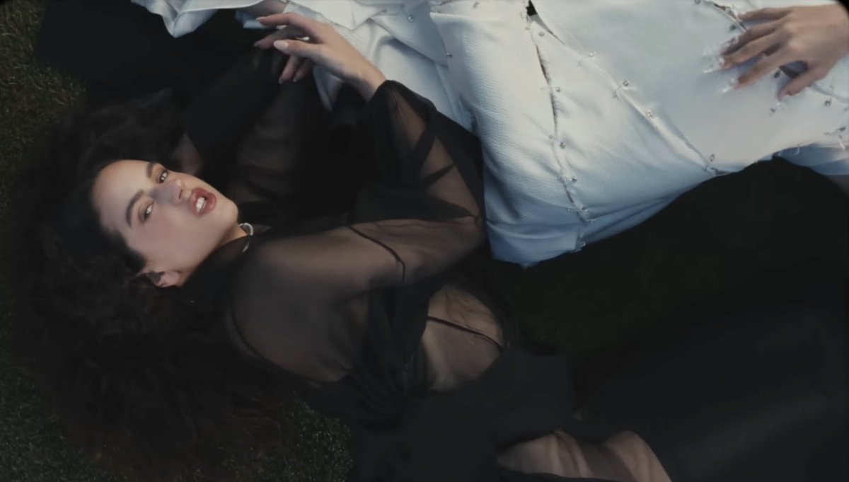 #ROSALIA looks incredible in new Music video for #NewWOMAN! 👏💃📽️👑❤️‍🔥 

#LISAxNEWWOMAN #ROSALIA
<a href="/wearelloud/">LLOUD</a> <a href="/rosalia/">R O S A L Í A</a>