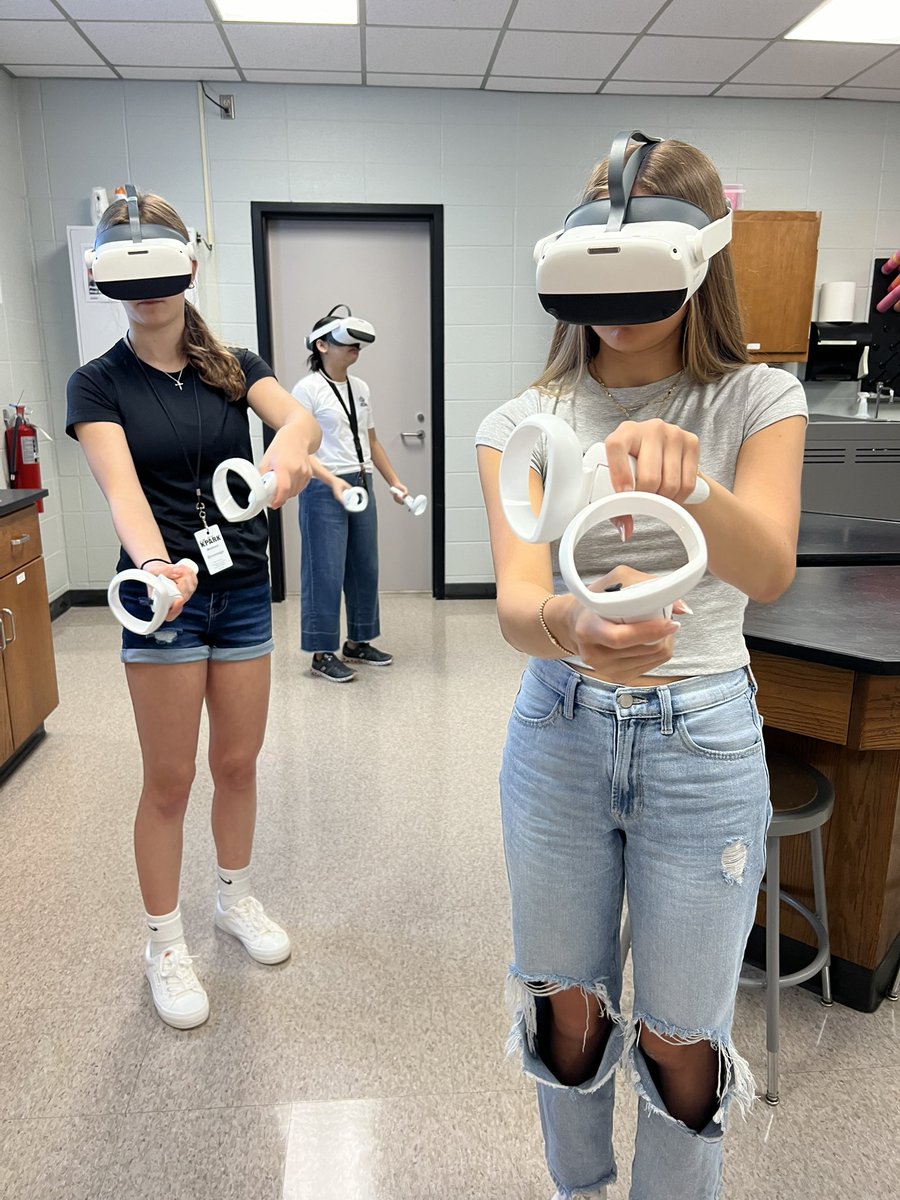 MsDeBottisbio's tweet image. Secret is out! @PrismsOfReality day one! Biomolecules part 1, they were jumping with excitement to do science in the most unique way! Everyone was excited to get out of their seats and #doscience! @MsDeBottisbio @HumbleISD_KPHS