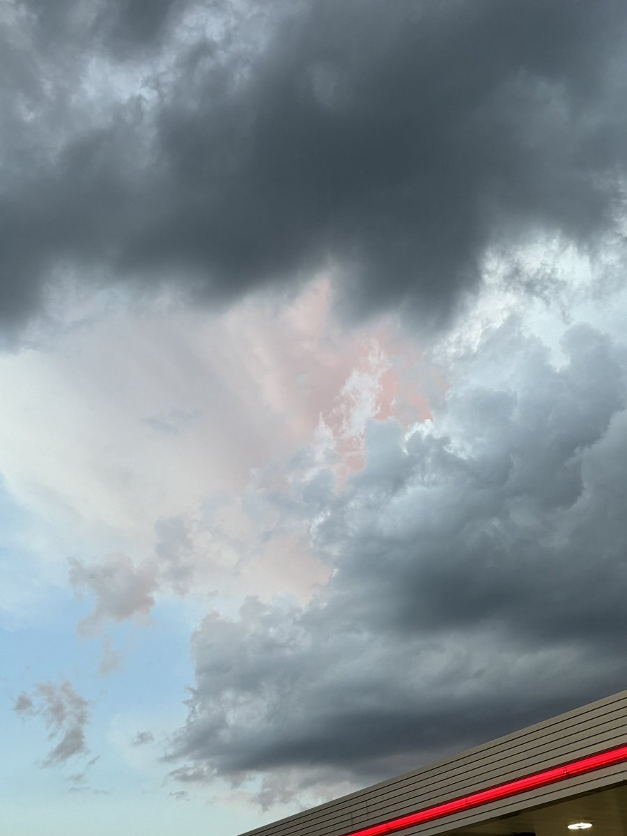 ThatGirlDonna's tweet photo. @newson6wxguy 
Clouds looking a little spooky in Catoosa as the storms moves through. #okwx https://t.co/RcJkmZyOwQ