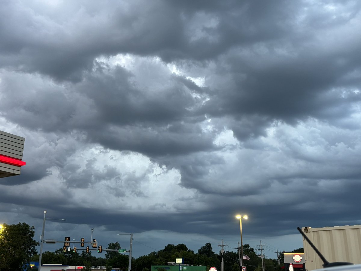 ThatGirlDonna's tweet photo. @newson6wxguy 
Clouds looking a little spooky in Catoosa as the storms moves through. #okwx https://t.co/RcJkmZyOwQ