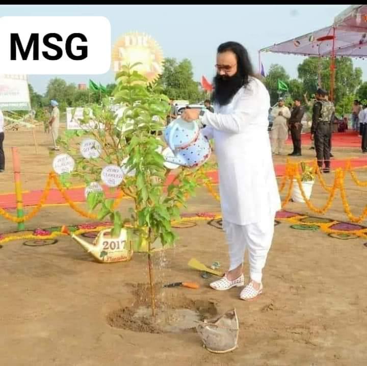 vijaysa12381851's tweet photo. Yesterday was a special day for everyone because it was the birthday of Spiritual Guru Saint Ram Rahim Ji. Therefore, the devotees of Dera Sachcha Sauda celebrated the birthday by planting trees and making the earth green.

#MSGBhandaraHighlights
#Treevolution https://t.co/fpAacqweJP