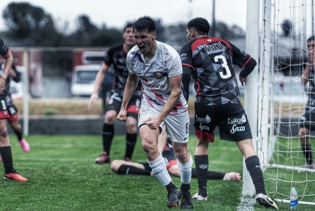 DebateSL's tweet photo. Gonzalo #Alassia, Agustín #Ladstatter y Teo Rodríguez #Pagano. Tres puntos ALTOS de la Reserva de Damián #Ayude.
Si #SanLorenzo irá con suplentes a La Bombonera, MERECEN ser parte de la nómina. https://t.co/n67cfFnypJ