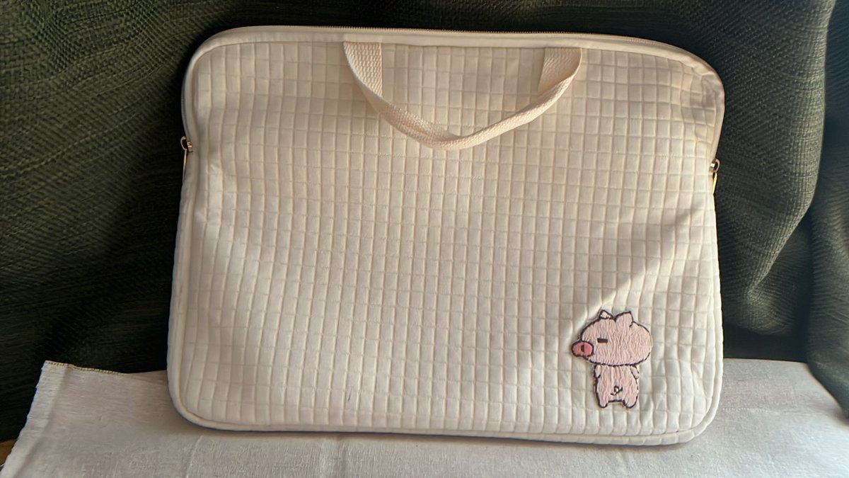 ishigakirinrin's tweet photo. #ぶたた
 市販のお安いパソコンバックに、ぶたたのアップリケつけてみました😄
一気にグレードアップ😄（かな？） https://t.co/2lnCXQ6akF