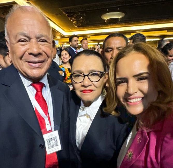 claraluzflores's tweet photo. Un honor haber trabajado con @rosaicela_ , mujer de fortaleza, experiencia y compromiso con México. Estoy segura que este nuevo reto que iniciará a lado de la Presidenta @Claudiashein también lo realizará guiada con 🫀 y el amor a la gente. Aquí con nuestro amigo @AlbertoAnayaGt https://t.co/2l1LZDsVVA