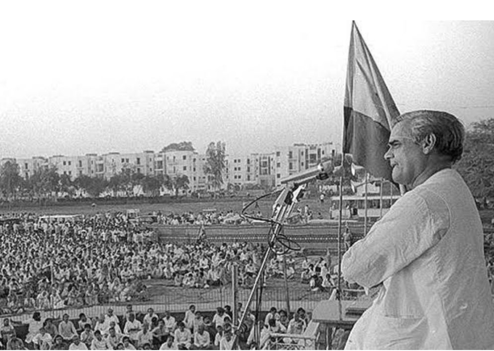 Manishkhandal07's tweet photo. मृत्यु तो अटल है 
लेकिन अटल " अमर " है !!

भारत रत्न श्रद्धेय अटल बिहारी वाजपेयी जी की पुण्यतिथि पर शत् शत् नमन 🙏
#अटल_बिहारी_वाजपेयी
#अटल_बिहारी_वाजपेयी https://t.co/YTYxtnOlkn