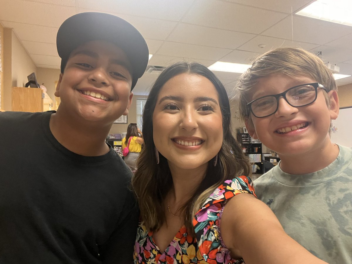 _mrscardenas's tweet photo. Getting visits from students I’ve previously taught makes my heart so happy🥹 love these little bees and I hope they have a great year! 🐝🫶 https://t.co/g8sR4KvOFA