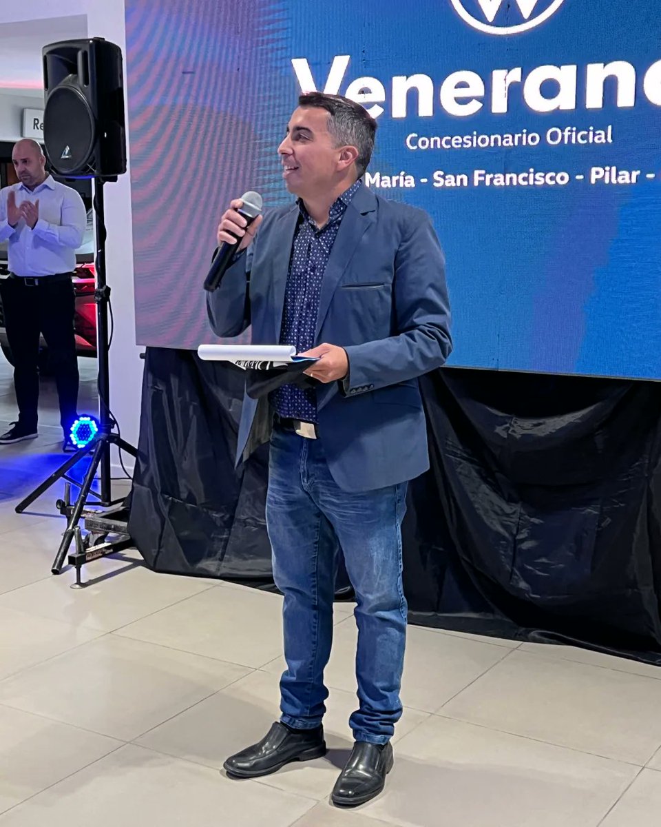 BeltraCesar's tweet photo. Conducción en la Presentación de la #nuevaamarok de @vwargentina y local comercial de @VenerandaSA con su renovado diseño. Gracias Fede, Mauri y Betina por la confianza en mi trabajo 🎙

PH: gracias Matias Fernández https://t.co/oJ2GDP9evy