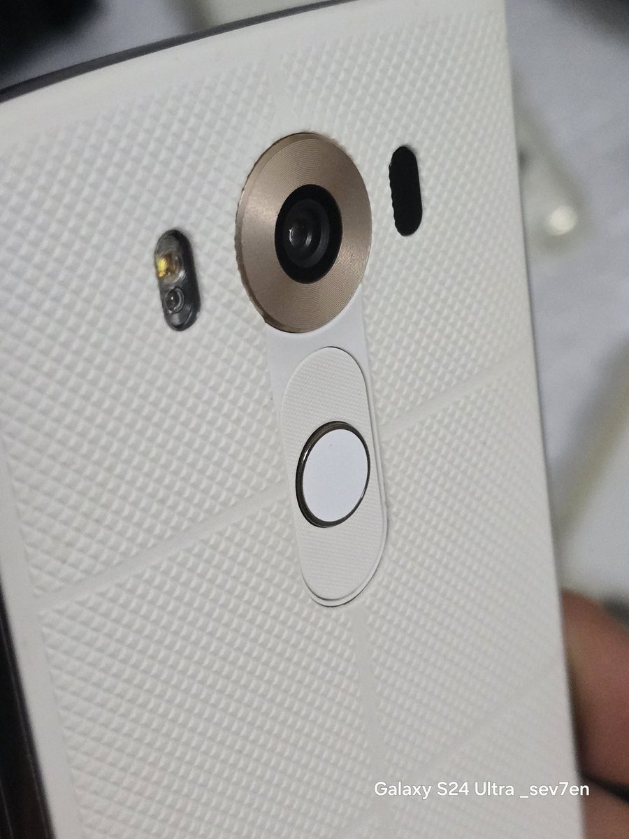 fabrizio_degni's tweet photo. From my #Collection... do you remember it? 😅
#LGv10!
#LG #Retro #Smartphone #TechNews #Tech #Garget #LGMobile https://t.co/RB3WoqDxJk