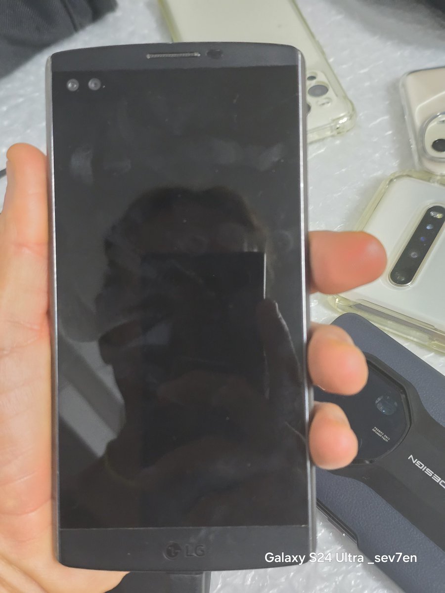 fabrizio_degni's tweet photo. From my #Collection... do you remember it? 😅
#LGv10!
#LG #Retro #Smartphone #TechNews #Tech #Garget #LGMobile https://t.co/RB3WoqDxJk