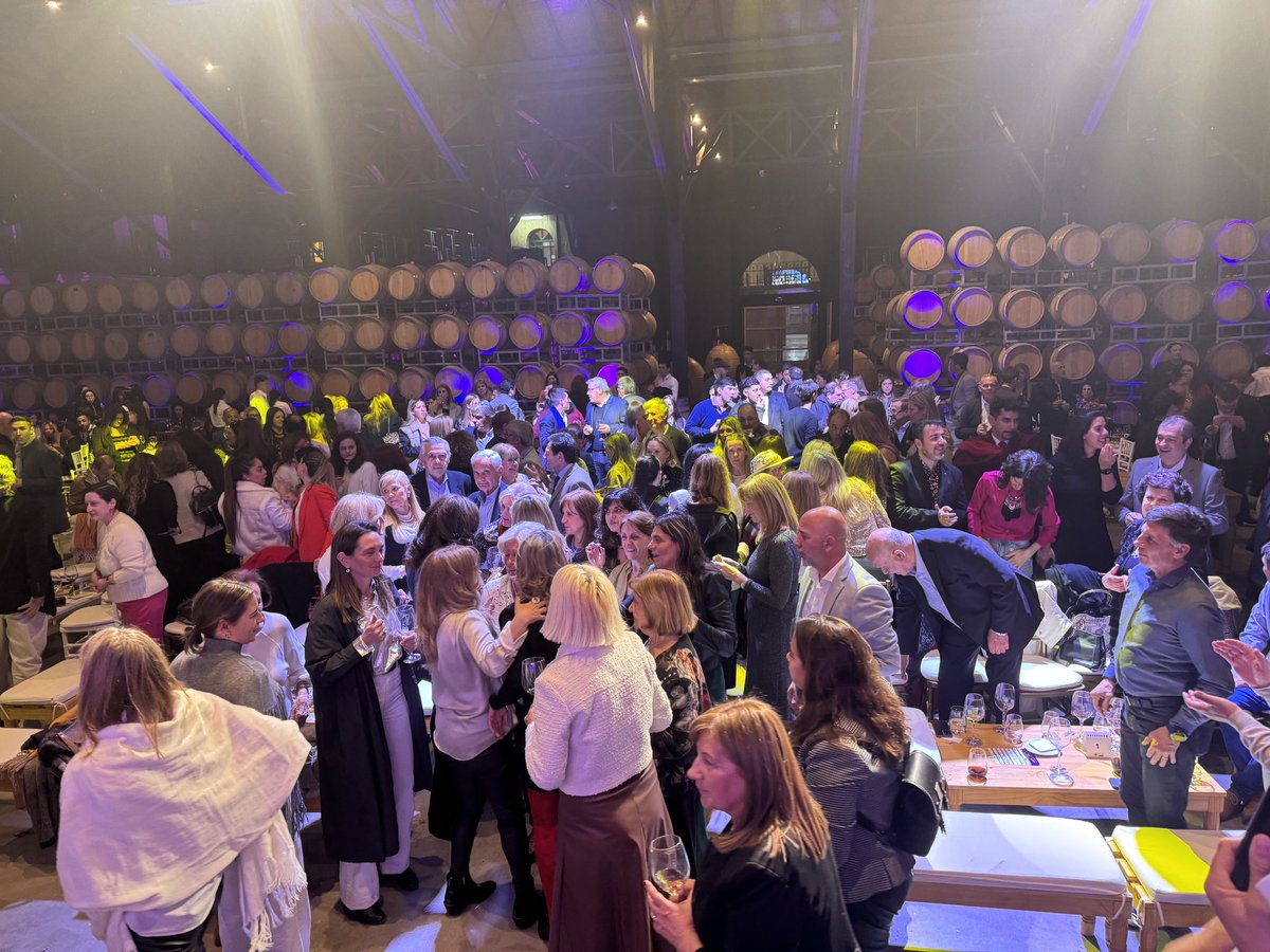 mendoza_tur's tweet photo. El @BusVitivinicola celebró su 11° aniversario en una gala que reunió a destacados referentes del turismo, el vino y la gastronomía de Mendoza en @BodegaToneles ♥️

Además, se presentaron las nuevas incorporaciones a su flota para seguir recibiendo turistas de todo el mundo 🍷 https://t.co/gP6TEd4n1P