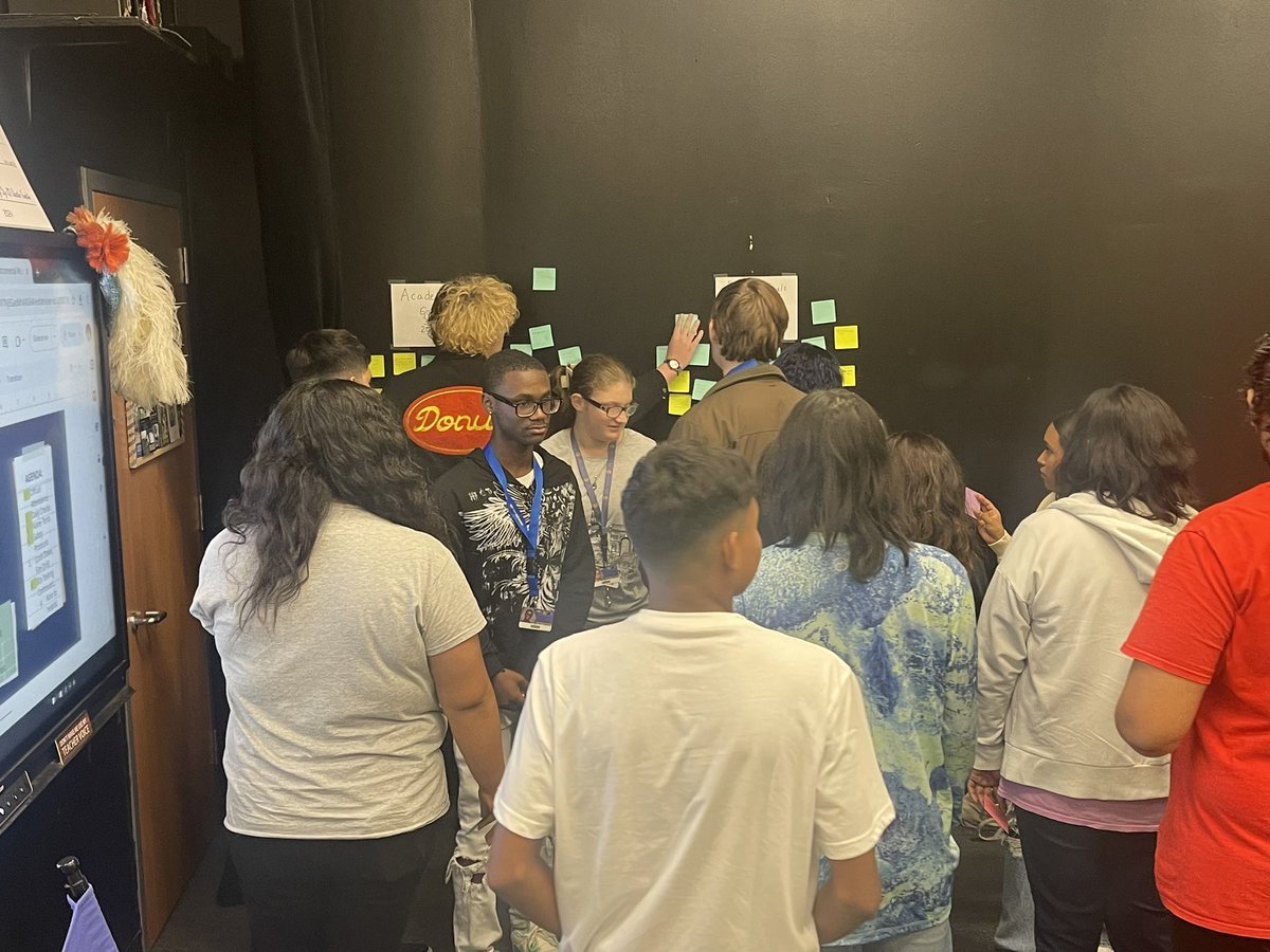 TheDungeoneers's tweet photo. Tech Theatre students worked on note folding techniques from the 1980s to help them adjust to the NO CELL PHONE life. They wrote thank you notes to teachers and notes to friends. We had a wonderful first two days! #CarpeDiem #SoRad https://t.co/GKJQDDVZZc